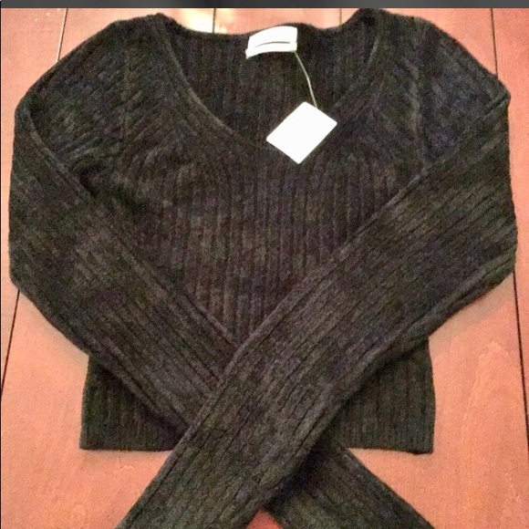 Urban Outfitters Sweaters - Urban outfitter cropped ribbed soft chenille vneck